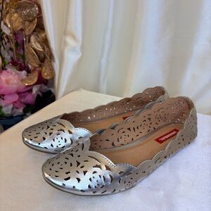 Union Bay Silver Metallic Flats-7.5